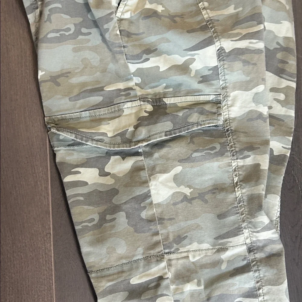 Sanctuary Rebel Camo Cargo Joggers Women’s Size 29 - Picture 13 of 13